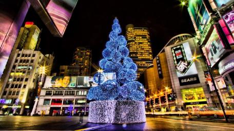 Sparkling Christmas Tree in the City Nightscape wallpaper