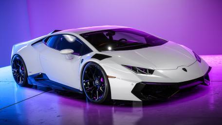 Sleek White Lamborghini Huracan Elegance wallpaper