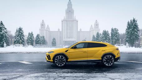 Lamborghini Urus in front of the Hotel Ukraina, Moscow wallpaper