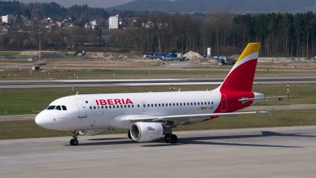 Iberia Airbus A319 Taking Off in Clear Skies wallpaper