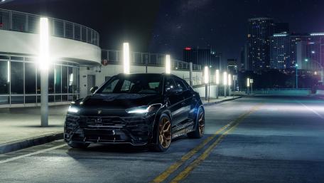 Lamborghini Urus Under the City Lights at Night wallpaper