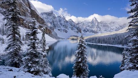 Winter at Moraine Lake wallpaper