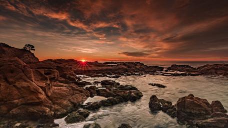 Serene Sunset Over Tranquil Shoreline wallpaper