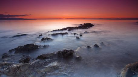 Serene Sunset Over Tranquil Sea Shores wallpaper