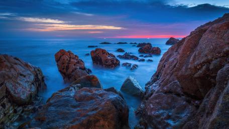 Twilight Serenity Over Rocky Shore wallpaper