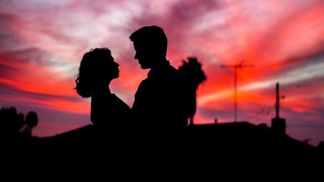 Silhouetted Romance Against a Stunning Sunset wallpaper