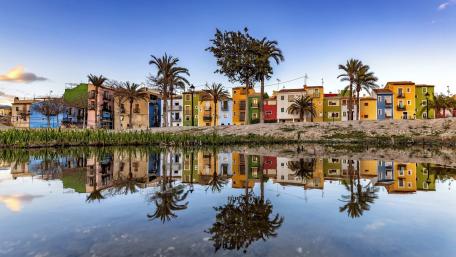 Vibrant City Reflections in Tranquil Waters wallpaper