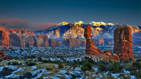 Arches National Park in wintertime wallpaper