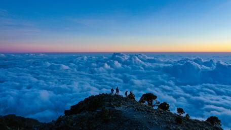 Majestic Dawn Above the Clouds wallpaper