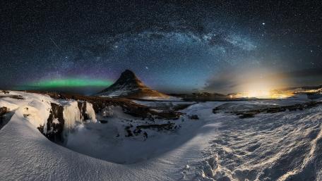 Kirkjufell Mountain under the milky way wallpaper