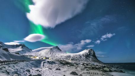 Majestic Northern Lights Over Snowy Peaks wallpaper