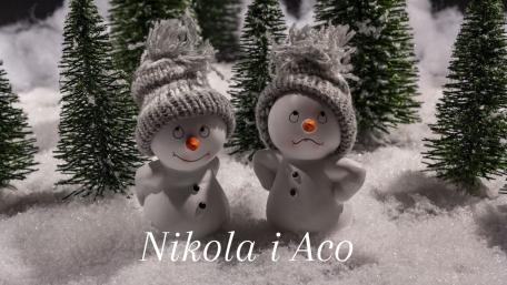Joyful Snowmen Celebrating the Holiday Season wallpaper