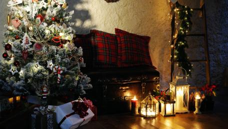 Cozy Christmas Ambiance for Holiday Spirit wallpaper