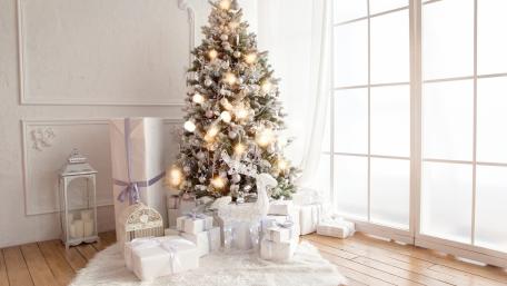 Snowy Christmas Elegance in White and Gold wallpaper