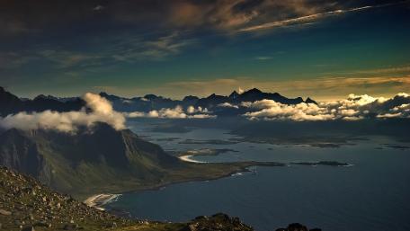 Midnight sun from Storheia, Hadseloya wallpaper