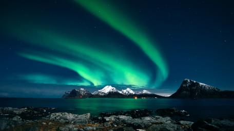 Majestic Aurora Borealis Over Snowy Peaks wallpaper
