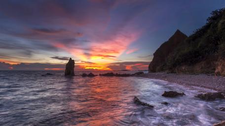 Serene Cliff Sunset Over Tranquil Sea View wallpaper