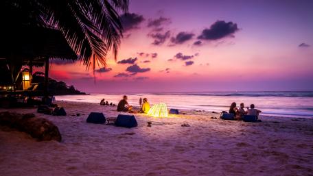 Serene Evening by the Beach under Purple Skies wallpaper