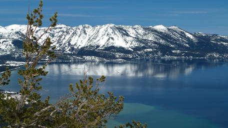 Serene Mountain Lake Reflection in Nature's Splendor wallpaper
