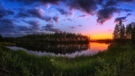 Serene Sunset Over a Tranquil Riverbend wallpaper