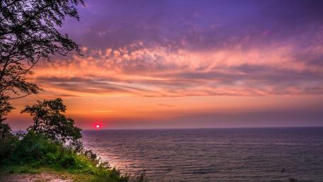 Stunning Sunset Over Serene Sea wallpaper