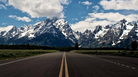Endless Journey through Mountain Majesty wallpaper