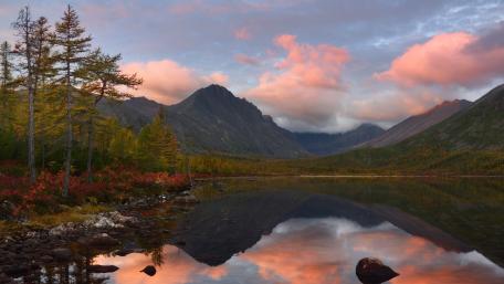 Serene Lake at Sunset with Majestic Reflections wallpaper