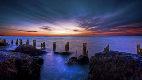 Serene Horizon at Dusk Over Calm Waters wallpaper
