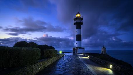 Majestic Lighthouse at Twilight wallpaper