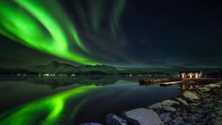 Captivating Aurora Over Tranquil Waters wallpaper