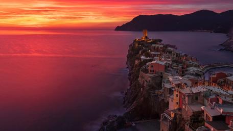 Burning sky above Vernazza wallpaper