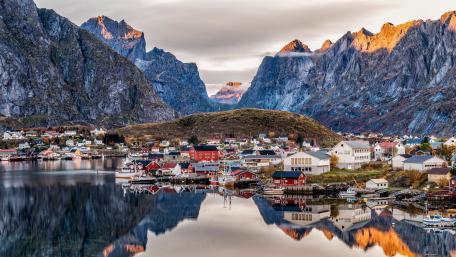 Fishing village in Lofoten wallpaper
