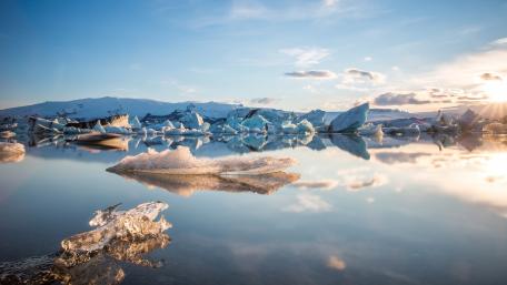 Tranquil Arctic Reflections in Frosty Waters wallpaper