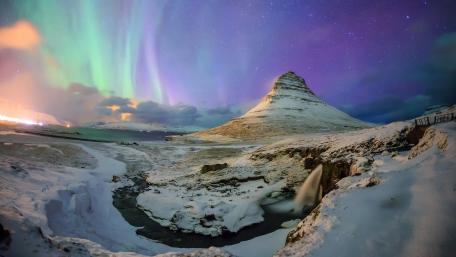Kirkjufell with polar lights wallpaper