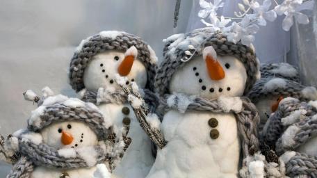 Charming Snowmen Welcoming Winter Festivities wallpaper