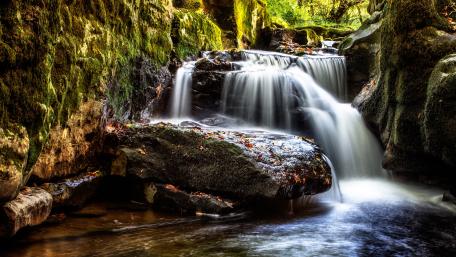 Tranquil Cascading Waterfall Experience Nature's Serenity wallpaper