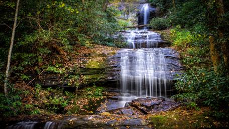 Serene Cascading Waterfall in Nature wallpaper