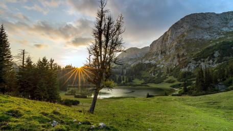 Tranquil Mountain Landscape at Sunrise wallpaper