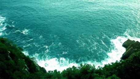 Serene Ocean Waves Embracing the Shoreline wallpaper