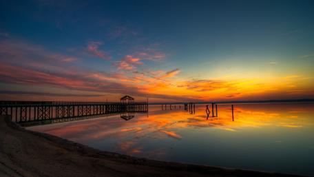 Serene Sunset Over Calm Waters wallpaper