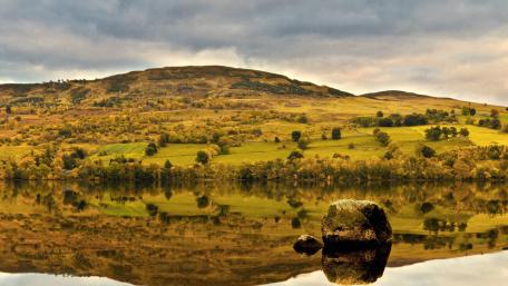 Serene Lake Reflection in Autumn Colors wallpaper