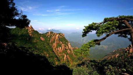 Breathtaking Mountain Panorama for Tranquil Spaces wallpaper