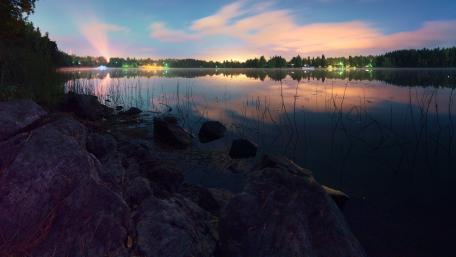 Serene Lake Reflection in Evening Glow wallpaper