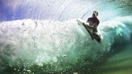 Surfing the Majestic Wave Experience wallpaper