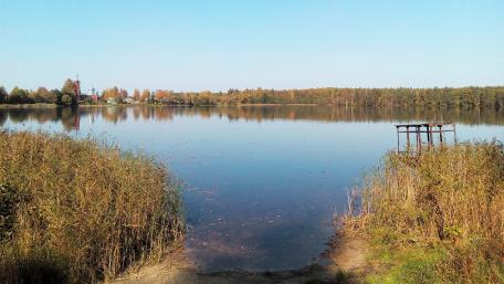 Serene Lake Reflections in Autumn Colors wallpaper