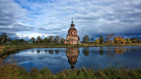 Serene Reflections of a Temple in Nature wallpaper