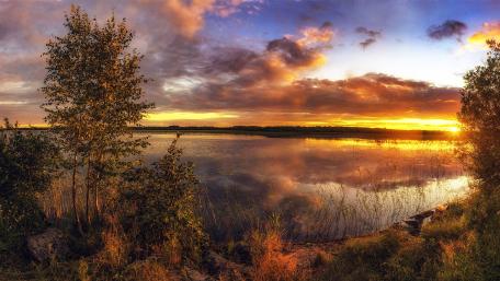 Evening Serenity Over the Lake wallpaper