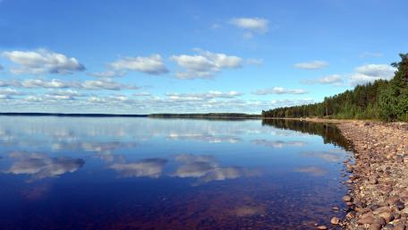 Tranquil Blue Lake Reflections in Nature wallpaper