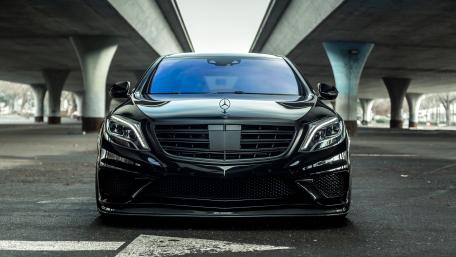 Sleek Luxury Mercedes-Benz Under Urban Overpass wallpaper