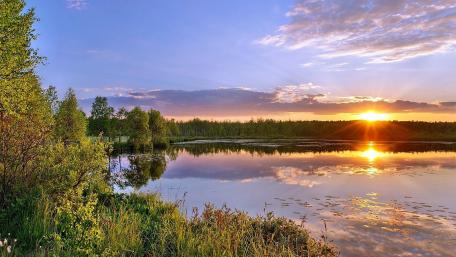 Serenity at Sunrise Over Tranquil Lake wallpaper